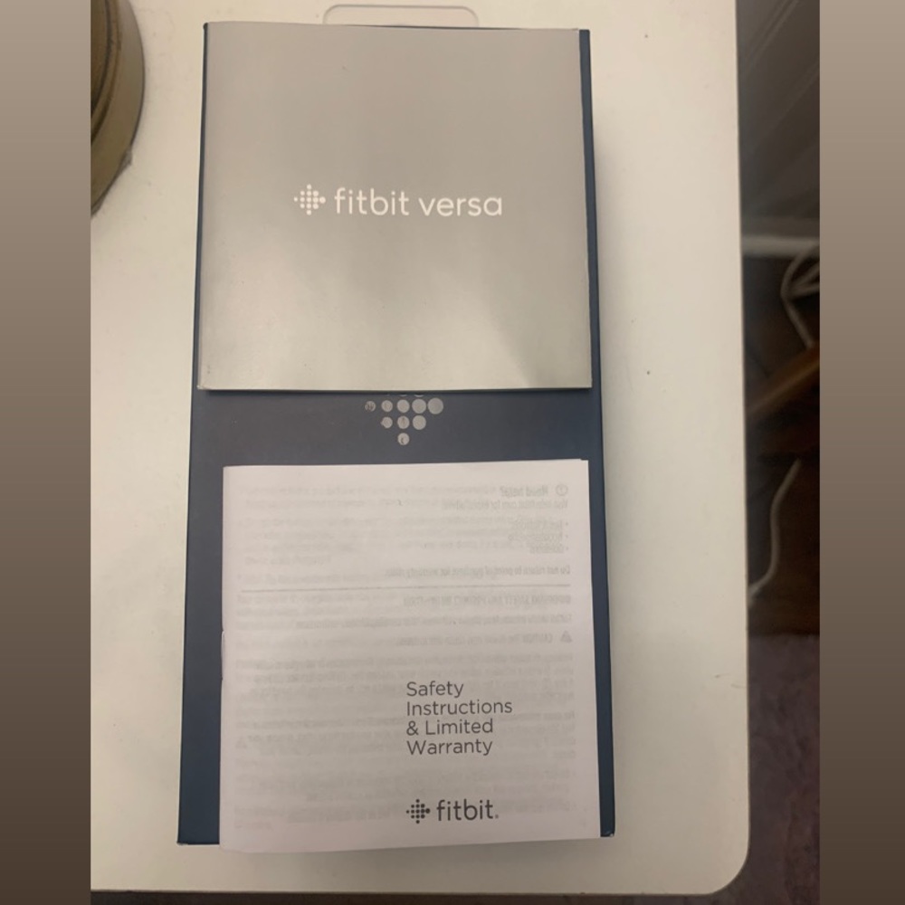 Fitbit Versa - Picture 2 of 9